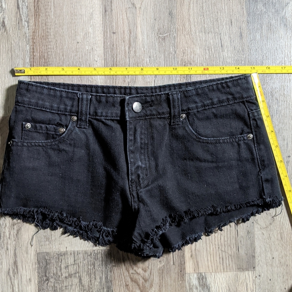 Sexy Raw Hem Shorts Size 26 - Picture 4 of 7